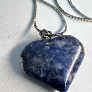 SODALITE GEMSTONE HEART PENDANT NECKLACE BLUE 23’ BOX CHAIN EUC 0684 R